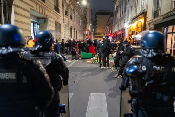 Gendarmes mobiles et manifestants se font face rue Rossini à Paris, mercredi 22 mars 2023.