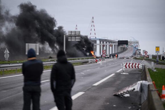 Incendie à l’entrée du pont de Saint-Nazaire, lors d’un rassemblement d’opposants à la réforme des retraites, mercredi 22 mars au matin.