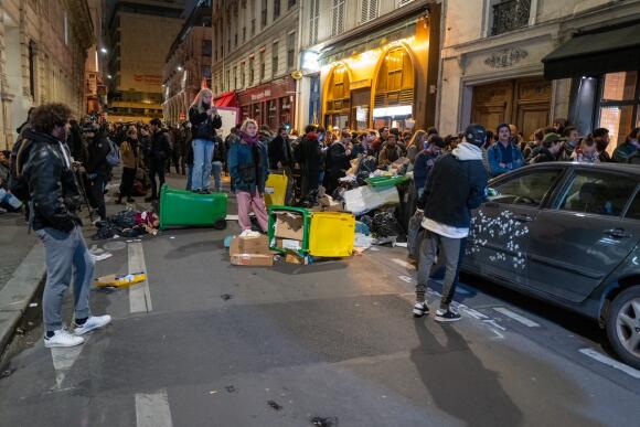 Rue Rossini à Paris, des poubelles sont renversées, mercredi 22 mars 2023.