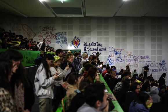 Des étudiants réunis en assemblée générale à l’université Paul-Sabatier à Toulouse, le 22 mars 2023.