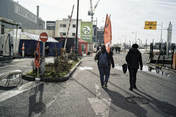 Les employés de l’incinérateur d’Ivry-sur-Seine sont en grève reconductible. Ivry-sur-Seine, le 15 mars 2023.