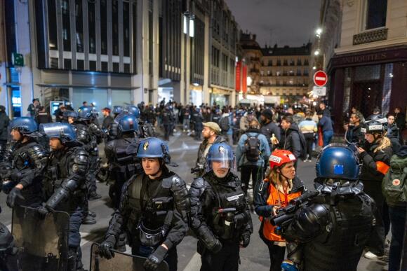 Les gendarmes mobiles font face aux manifestants rue Rossini à Paris, mercredi 22 mars 2023.