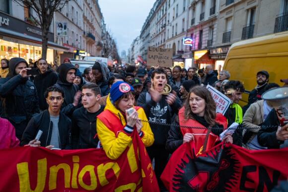 A Paris, le 22 mars 2023, a eu lieu une marche aux flambeaux à l’appel de l’interprofessionnelle du 18e arrondissement.