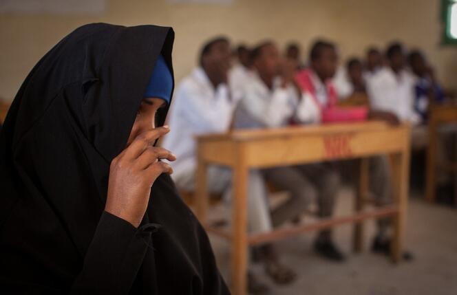 Groupe de parole mixte dans une école primaire en Somalie, en février 2014, pour expliquer les multiples conséquences graves de l’excision (mutilations génitales féminines, MGF) et changer les normes sociales. 
