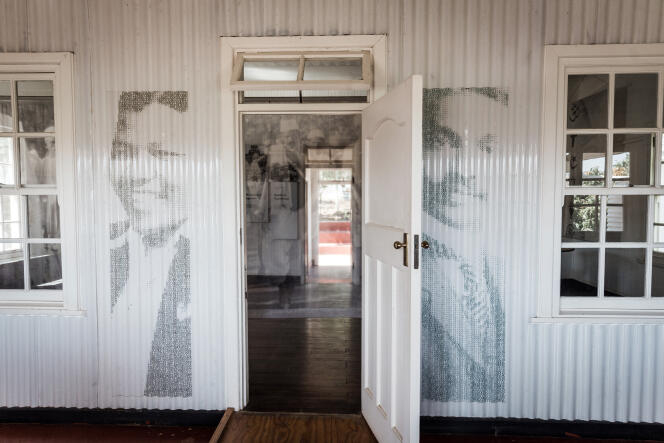 La porte d’entrée de la maison qu’occupa, dans les années 1890, le futur Mahatma Ghandi, à Phoenix, ville située à 25 km de Durban, en Afrique du Sud (photo prise en 2019). Sa petite-fille, Ela Ghandi, 82 ans, tente de la conserver grâce à une fondation créée à cet effet.