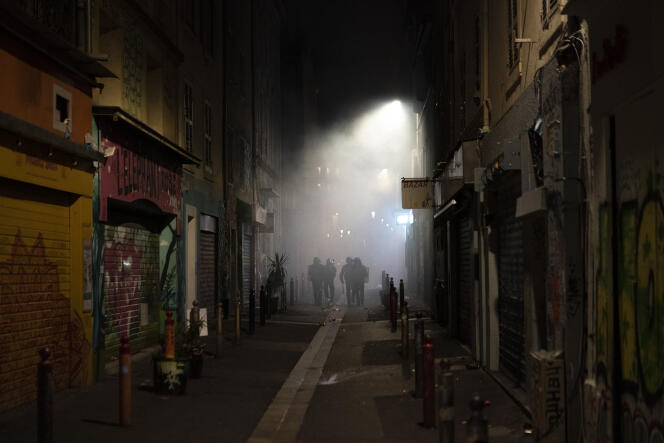 En Marsella, la policía utiliza gases lacrimógenos para evacuar a la multitud durante las fiestas de carnaval de la Llanura, el miércoles 22 de marzo de 2023.