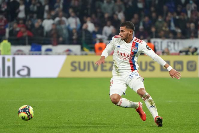 El mediocampista de la OL, Houssem Aouar, durante el partido de la Ligue 1 entre su club y el Mónaco, en el estadio Groupama de Lyon, el 16 de octubre de 2021. 