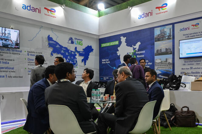 Une discussion d’affaires sur le stand d’Adani, lors d’une exposition organisée dans le cadre de la Semaine indienne de l’énergie 2023, sous la présidence indienne du G20, à Bangalore, en Inde, le 7 février 2023.