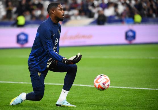 Mike Maignan calentando, antes del partido de la Liga de Naciones entre Francia y Austria, en el Stade de France, en Saint-Denis (Seine-Saint-Denis), 22 de septiembre de 2022.