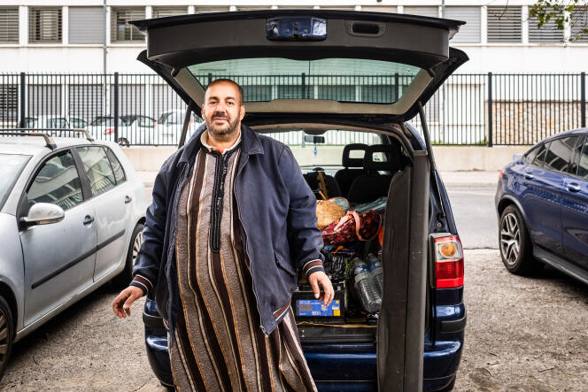 Mustafa charge le coffre de sa voiture avant de partir au Maghreb, où il passera ses dernières semaines de ramadan. A Perpignan, le 12 avril 2022. 
