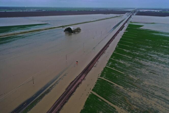 Routes et  terres agricoles inondées de la Central Valley, en Californie, le 21 mars 2023. 