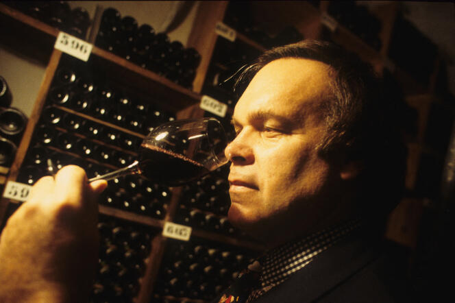 Robert Parker dans les caves du restaurant Taillevent, à Paris, en 1998.