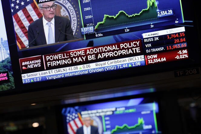 Le président de la banque centrale américaine, Jerome Powell, sur des écrans projettant son intervention télévisée à Wall Street (New York), le 22 mars 2023. 