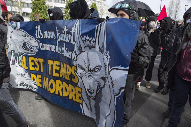 Lors d’une manifestation contre la réforme des retraites, une banderole de black blocs, à Nantes, le 15 mars 2023.