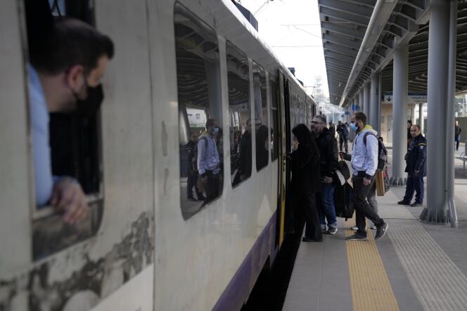 Des passagers montent à bord d’un train à la gare principale d’Athènes, mercredi 22 mars 2023. 