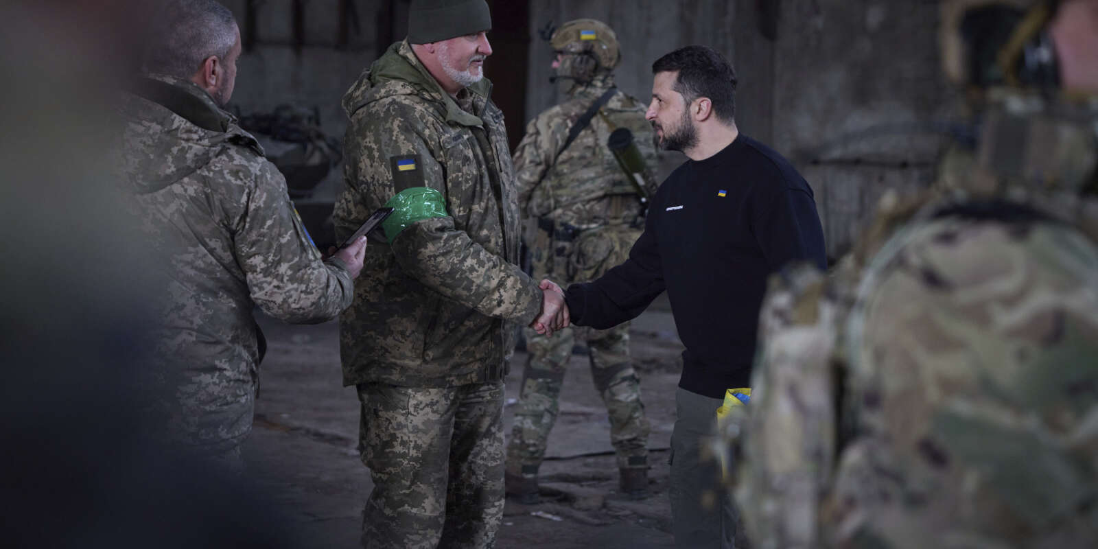 Volodymyr Zelensky s’est rendu auprès de soldats ukrainiens sur le front près de Bakhmout, mercredi 22 mars 2023.
