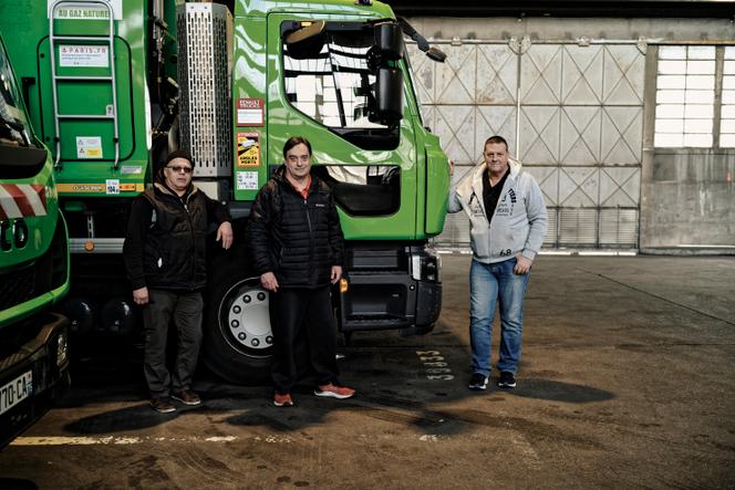 Des conducteurs de camions et éboueurs de la Ville de Paris en grève, au dépôt d’Ivry-sur-Seine-Victor Hugo, dans le Val-de-Marne, le 15 mars 2023. 