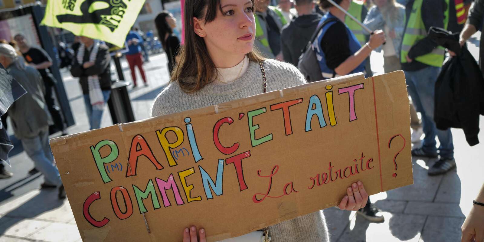 Une manifestante en gare de Nice hostile à la réforme des retraites, mercredi 22 mars, à Nice.