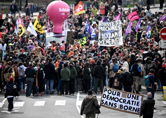 Des manifestants se rassemblent, à Nantes, le 23 mars 2023.