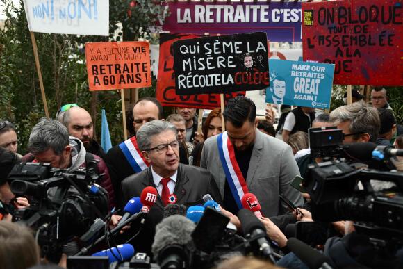 Le leader de La France insoumise Jean-Luc Mélenchon s’adresse aux médias avant l’élancement de la manifestion contre la réforme des retraites, à Marseille, le 22 mars 2023.