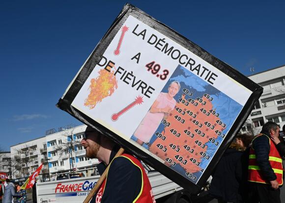 Début de la manifestation contre la nouvelle la réforme des retraites, à Calais, le 23 mars 2023.