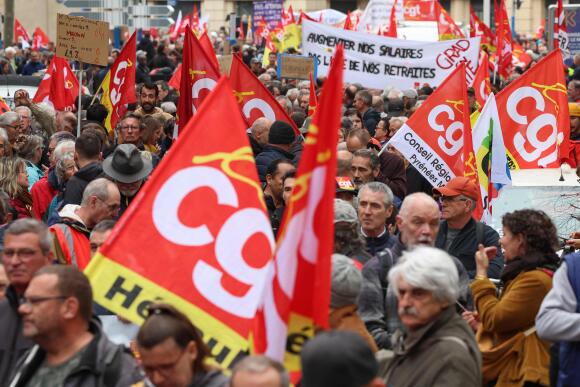 Des syndicalistes de la Confédération générale du travail (CGT) brandissent leur bannière lors d’une manifestation organisée à l’occasion d’une journée d’action nationale contre la réforme des retraites, à Montpellier, le 23 mars 2023.