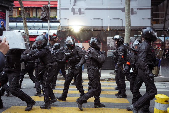 Une unité des brigades de répression de l’action violente motorisées (BRAV-M), déployée lors de la manifestation contre la réforme des retraites, à Paris, le 23 mars 2023.