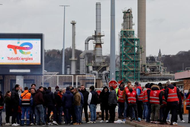 Frente a la refinería TotalEnergies en Gonfreville-L'Orcher, cerca de Le Havre, durante el noveno día de protestas contra la reforma de las pensiones, el 23 de marzo de 2023.
