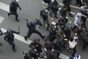 Une charge de la police, dans les rues de Paris, le 23 mars 2023. 