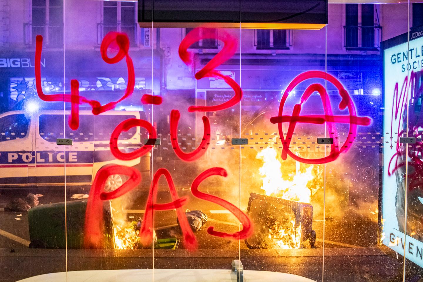 at the Paris court, a barricade on fire, an empty file, an acquittal