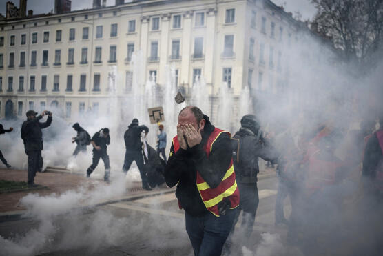 «Δεν θα πεθάνουμε δουλεύοντας» | Οι Γάλλοι απέναντι στον Μακρόν | Εκατομμύρια στους δρόμους για το συνταξιοδοτικό