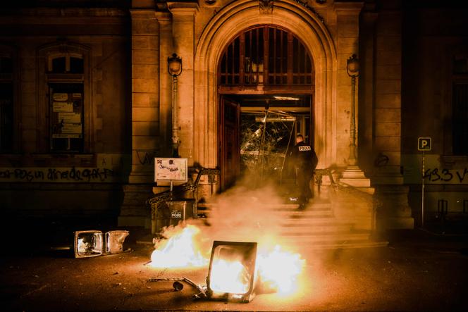 The entrance to the City Hall of the 4th arrondissement of Lyon was damaged as a result of the demonstration, on March 17, 2023.