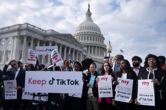 Des opposants à l’interdiction de TikTok aux Etats-Unis manifestent devant le Congrès américain, à Washington, le 23 mars 2023.