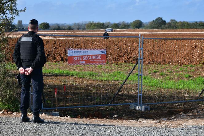 Des gendarmes montent la garde aux abords du site d’une megabassine, à Sainte-Soline (Deux-Sèvres), avant l’arrivée de manifestants antibassines, le 2 novembre 2022. 