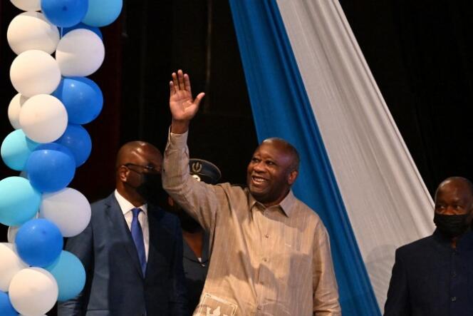 El expresidente marfileño Laurent Gbagbo saluda a sus seguidores durante la celebración del primer aniversario del Partido Popular Africano - Costa de Marfil (PPA-CI), en Abiyán, el 17 de octubre de 2022.