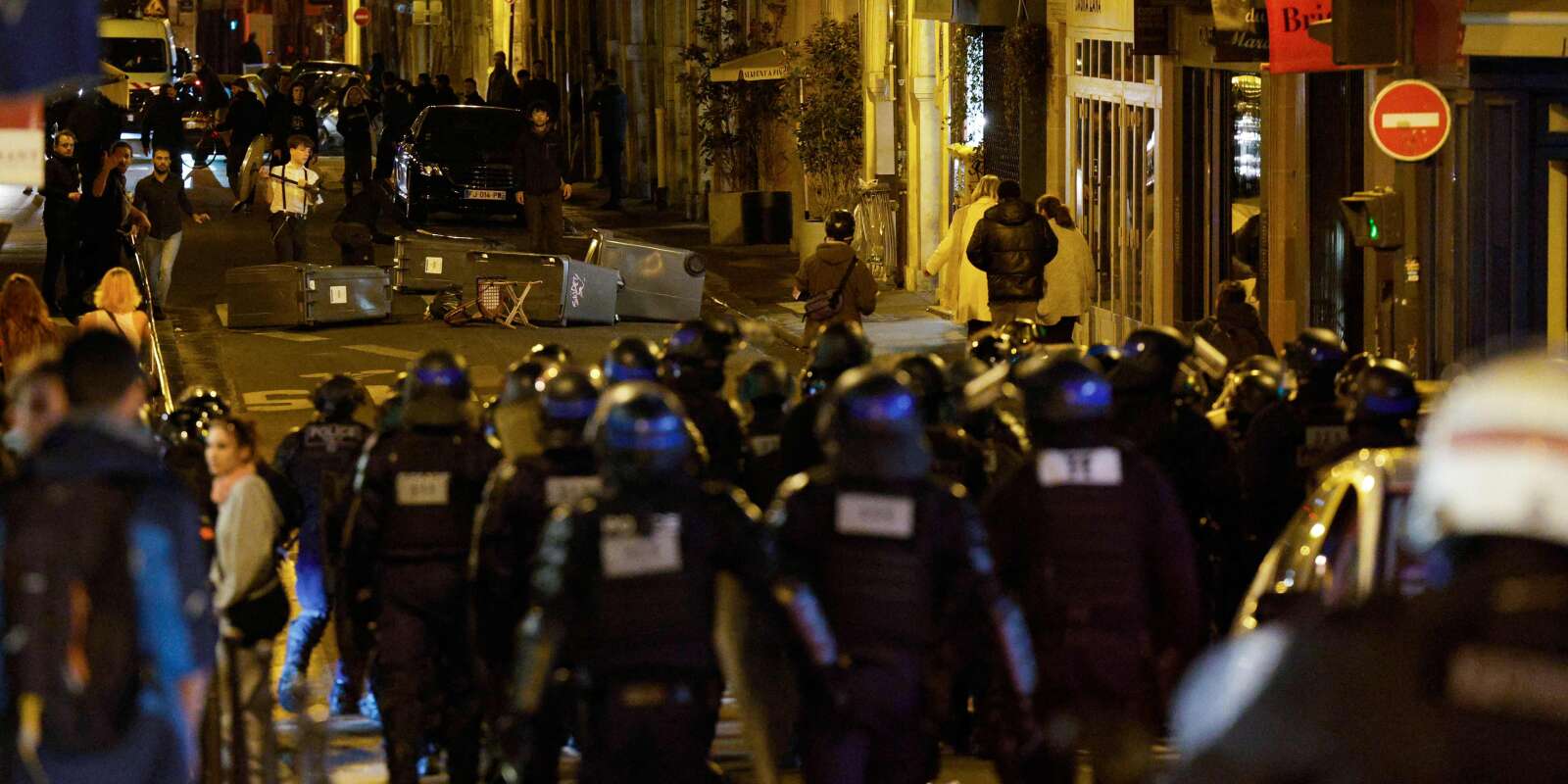 Les forces de l’ordre face à des manifestants, à Paris, le 23 mars 2023.