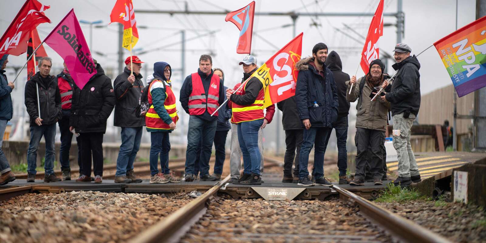 Des manifestants bloquent la gare de Quimper, le 23 mars 2023. 