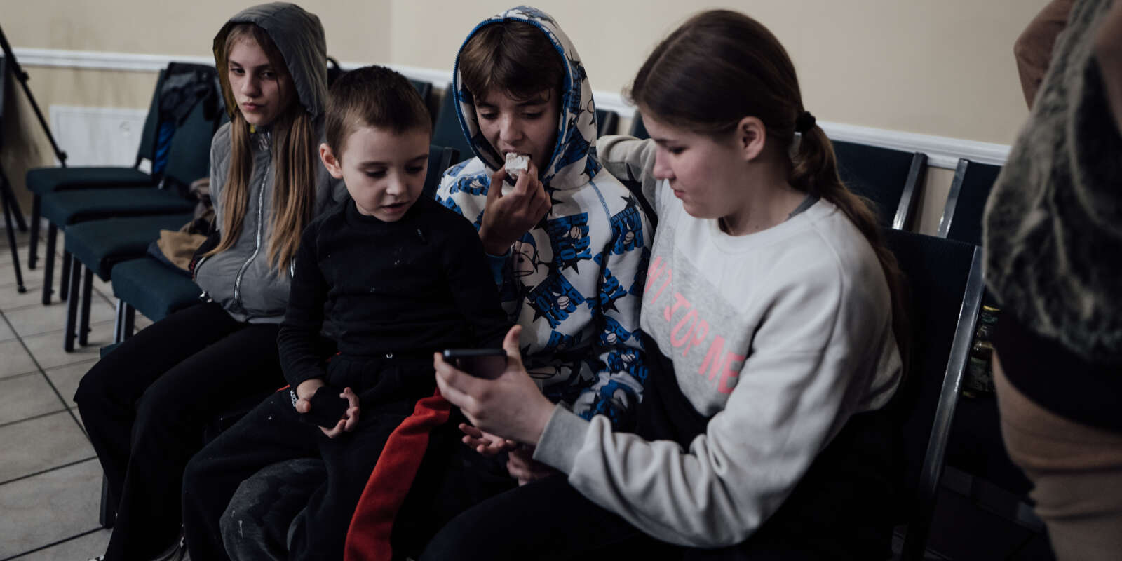 Ces enfants ukrainiens viennent tout juste de rentrer à Kiev après avoir passé plus de cinq mois dans un camp de vacances en Crimée, loin de leur famille. L’armée russe a déclaré à leurs parents que les enfants ne pouvaient pas rentrer pour des raisons de sécurité. Kiev, le 22 mars 2023.