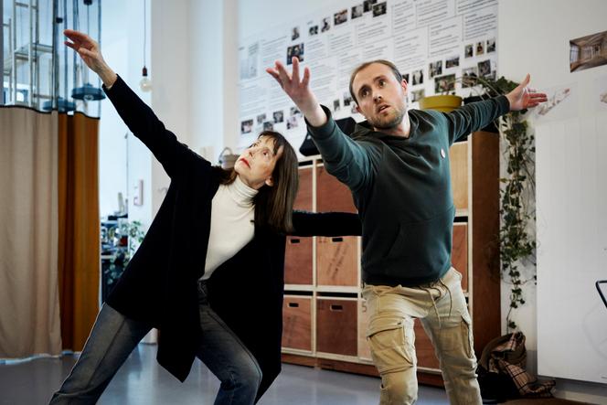 Lors d’un atelier théâtre à La Maison Perchée, association qui accompagne les jeunes adultes vivant avec un trouble psychique. A gauche, Muriel (potentielle membre bénévole) et Thomas Mangin (adhérent concerné, artiste acrobate aérien et coach), à Paris, le 15 mars 2023. 