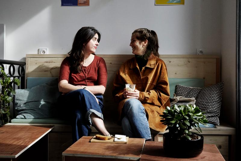 A la « cafête » de la Maison perchée », à gauche, Hana Lévy-Soussan (responsable des pair-aidants) et Anna Klarsfeld (sympathisante).