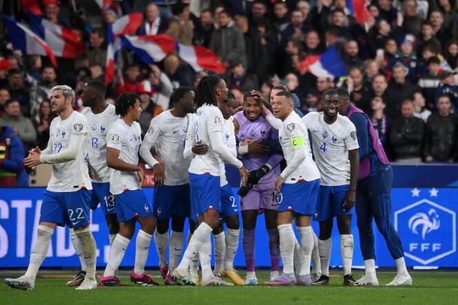 Le capitaine des Bleus, Kylian Mbappé (à droite), félicite le gardien Mike Maignan à la fin du match de qualification pour l’Euro 2024 entre la France et les Pays-Bas, au Stade de France, à Saint-Denis, le 24 mars 2023. 