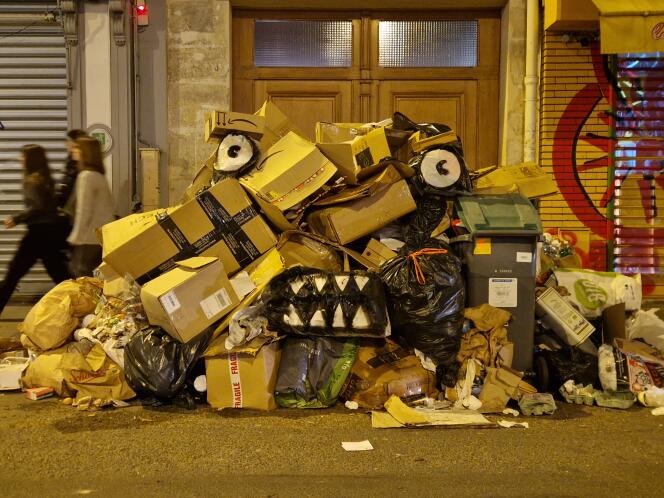 Un « monstre » créé par Bisk dans Paris à partir d’ordures ménagères.