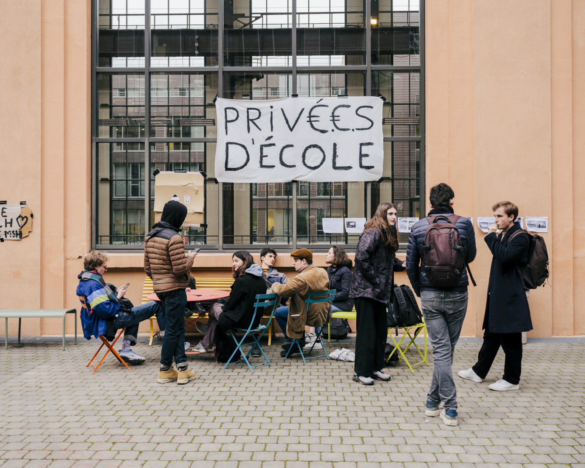 Des élèves de l’Ecole nationale supérieure Louis-Lumière devant leur établissement, à Saint-Denis (Seine-Saint-Denis), le 22 mars 2023.