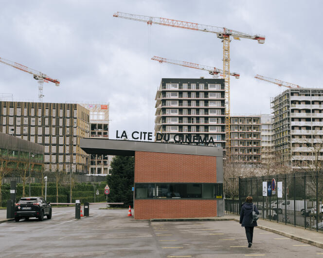 Entrée de la Cité du cinéma, entourée des immeubles en construction pour les logements des athlètes des JO 2024, le 22 mars 2023, à Saint-Denis (Seine-Saint-Denis). 