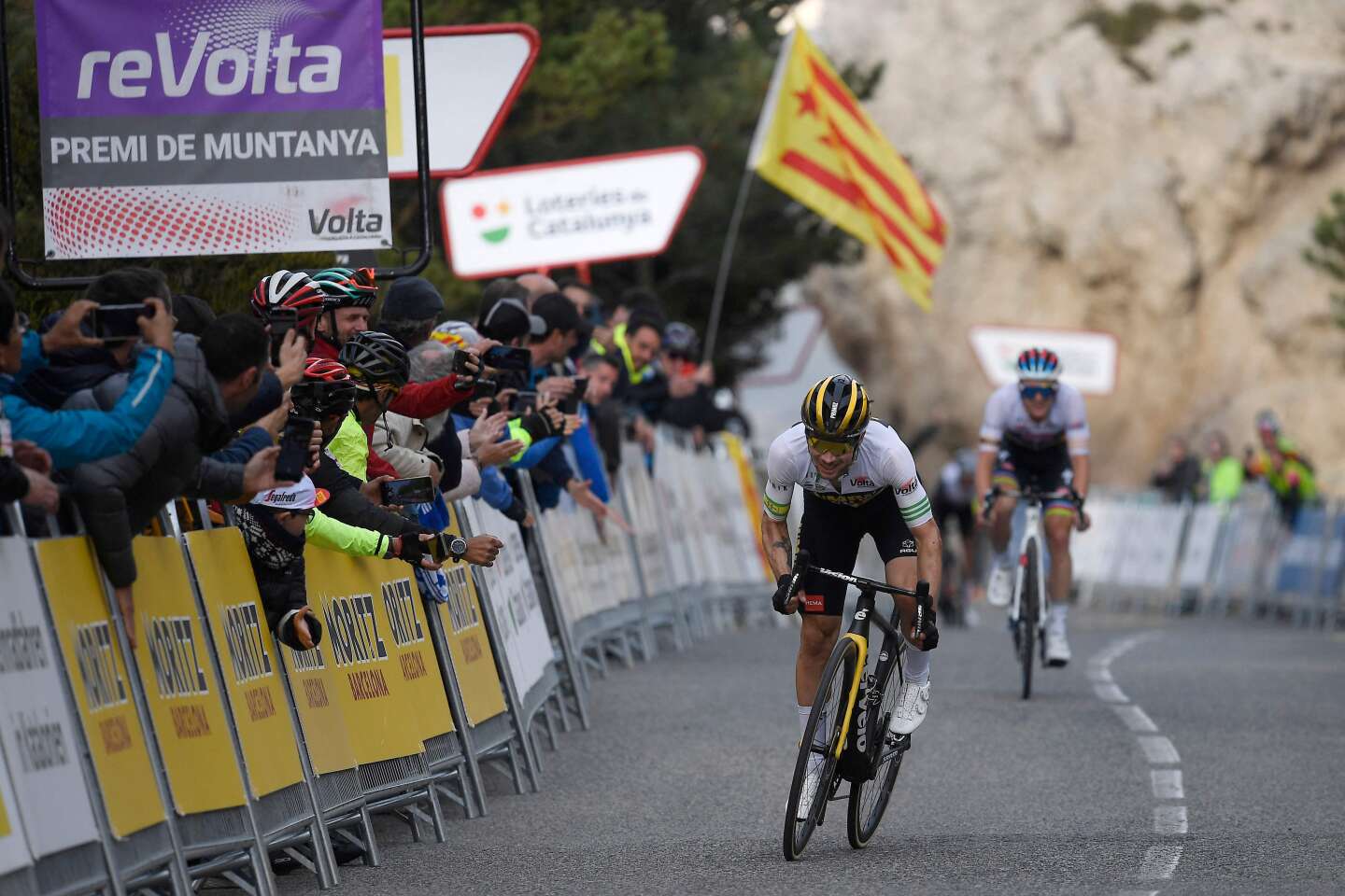 Regarder la vidéo Cyclisme : en Catalogne, Primoz Roglic remporte son duel contre Remco Evenepoel, en avant-première au Giro