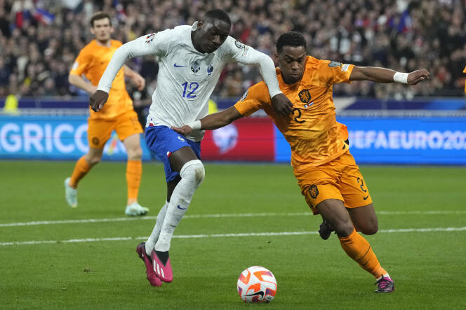 Randal Kolo Muani y Jurrien Timber compiten por el balón durante el partido de clasificación Francia-Holanda (4-0) para la Eurocopa 2024, el viernes 24 de marzo, en el Stade de France (Seine-Saint-Denis). 