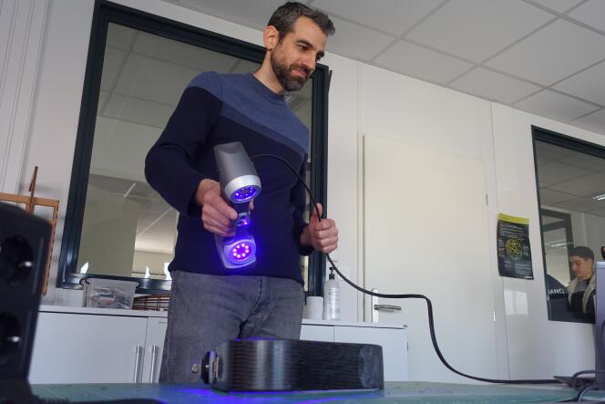 Christophe Debard, ingeniero, escanea la pala de una prótesis deportiva en un laboratorio de Airbus, el 17 de marzo de 2023, en Blagnac (Alto Garona).