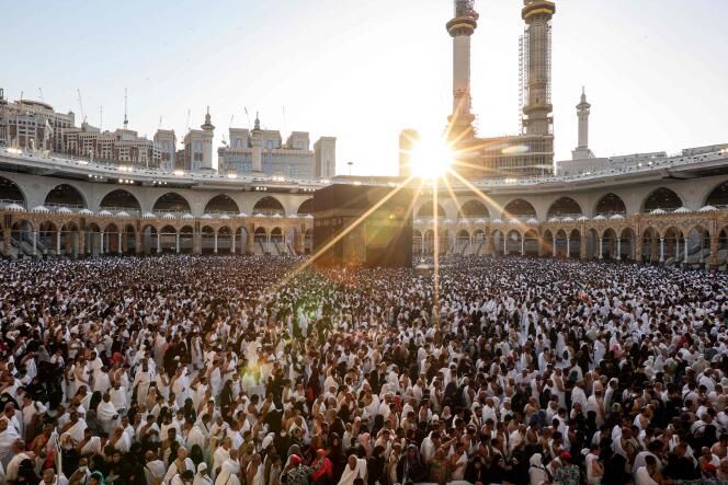 Pellegrini musulmani camminano davanti alla Kaaba al centro della Grande Moschea della Mecca, in Arabia Saudita, alla fine del primo giorno di digiuno del Ramadan, il 23 marzo 2023. 