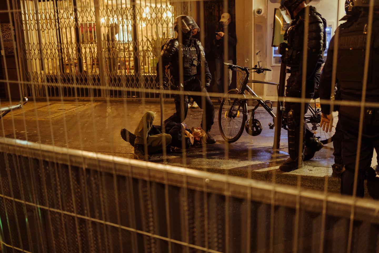 un centenar de denuncias presentadas en París por «arrestos arbitrarios»