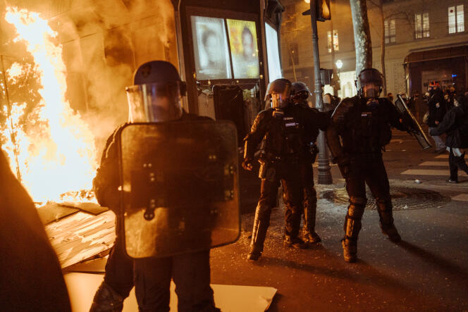 Un kiosque en feu après le passage du cortège des manifestants, boulevard des Italiens, à Paris, le 23 mars 2023.